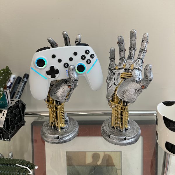 078827f4-3631-4bad-955a-4436b62b8fce.jpg Cyberpunk Controller Stand – حامل عصري بتصميم سايبربانك ثلاثي الأبعاد