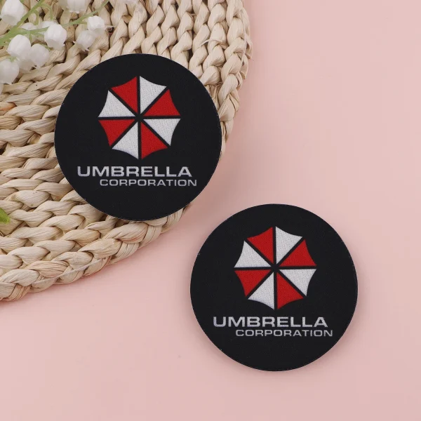 S798e17cd89964fe48a0361a10b439d9aF.webp طقم قواعد أكواب بتصميم Umbrella من لعبة Resident Evil (عدد 2 قطعة)