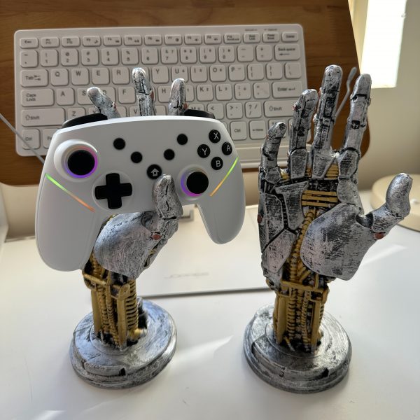 b72c64f7-5e6a-4c59-824e-f49f446da3f7.jpg Cyberpunk Controller Stand – حامل عصري بتصميم سايبربانك ثلاثي الأبعاد