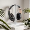 d7673c34-ecb8-438c-9eab-4ff8f66ddf9e.jpg Premium ABS Headphone Stand – حامل سماعة أنيق بتصميم عصري للقيمرز