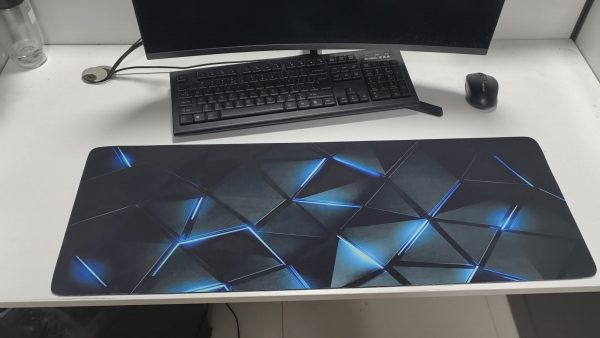 e9eb85bf0b324babf1f45ca151083b060c48cf3b.temu_.000001.jpeg Large Tech-Themed 3D Gaming Mouse Pad – تصميم هندسي مستقبلي أزرق